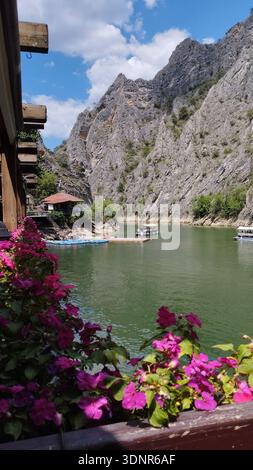 Terrasse de restaurant au bord de la rivière avec des fleurs surplombant la rivière Matka Canyon en Macédoine du Nord. Banque D'Images
