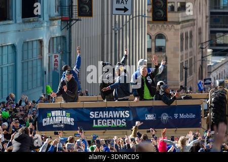 Seattle, Washington, États-Unis. 11 février 2026. Les fans encouragent les joueurs de la NFL, y compris l'ancien Seahawk Richard Sherman (au centre) lors du Seahawks World Champions Parade dans le centre-ville de Seattle le mercredi 11 février 2026. Au moins 750 000 personnes devraient assister à la célébration de la victoire de l’équipe sur les Patriots de la Nouvelle-Angleterre au Super Bowl LX dimanche. Crédit : Paul Christian Gordon/Alamy Live News Banque D'Images