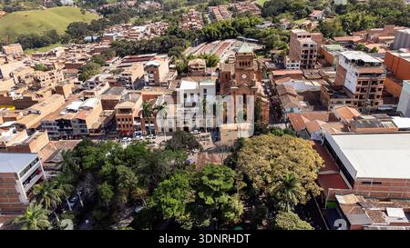 Girardota, Antioquia - Colombie. 30 décembre 2025. Vue aérienne par drone. C'est l'une des 125 municipalités du département. Banque D'Images