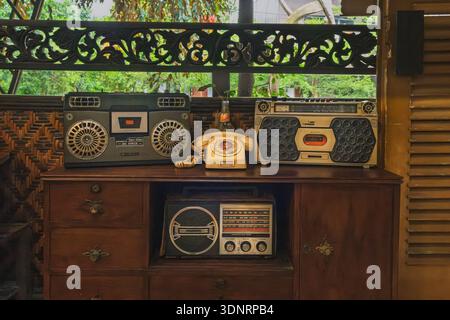 Balikpapan, Indonésie - 19 décembre 2025. Un affichage nostalgique de la technologie audio des années 1980 avec deux grands lecteurs de cassettes Boombox « Big Power » et Banque D'Images