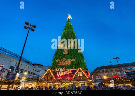 L'arbre de Noël géant au marché de Noël de Dortmund au crépuscule, Dortmund, Rhénanie du Nord-Westphalie, Allemagne, Europe Banque D'Images