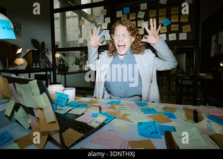 Jeune femme éprouvant du stress tout en travaillant au bureau Banque D'Images