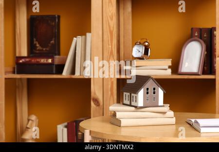 Intérieur de bibliothèque élégante avec table basse et étagère, gros plan Banque D'Images