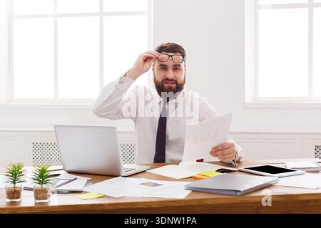 Homme d'affaires heureux au bureau avec ordinateur Banque D'Images