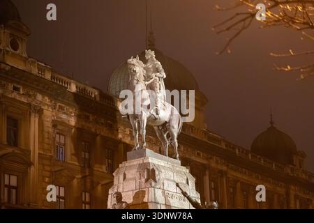 Cracovie, Pologne - 30 novembre 2025 : Monument Grunwald, la statue équestre du roi Wladyslaw II Jagiello, illuminée la nuit, symbolisant le h polonais Banque D'Images