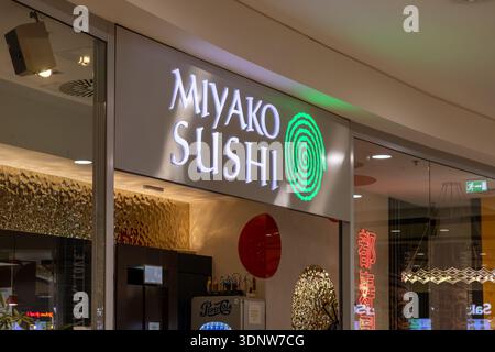 Cracovie, Pologne - 30 novembre 2025 : gros plan de l'enseigne lumineuse de Miyako Sushi, avec son design moderne, invitant les convives à profiter du Japon authentique Banque D'Images