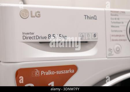 Cracovie, Pologne - 30 novembre 2025 : gros plan sur le lave-linge LG Inverter DirectDrive ThinQ, soulignant sa capacité de 8,55 kg et ses fonctionnalités intelligentes pour Banque D'Images