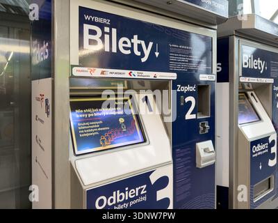 Poznan, Pologne - 30 novembre 2025 : distributeur automatique de billets en libre-service moderne simplifie l'expérience des passagers, offrant des étapes claires pour choisir, payer, un Banque D'Images