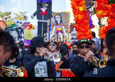 Musiciens, dans Black Play on Parade pendant les festivités du jour des morts à Oaxaca, mexique Banque D'Images