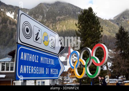 Antholz, Italie. 12 février 2026. Olympia, Jeux Olympiques d'hiver Milan Cortina 2026, biathlon, les anneaux olympiques peuvent être vus à côté des panneaux. Crédit : Hendrik Schmidt/dpa/Alamy Live News Banque D'Images