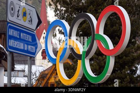 Antholz, Italie. 12 février 2026. Olympia, Jeux Olympiques d'hiver Milan Cortina 2026, biathlon, les anneaux olympiques peuvent être vus à côté des panneaux. Crédit : Hendrik Schmidt/dpa/Alamy Live News Banque D'Images
