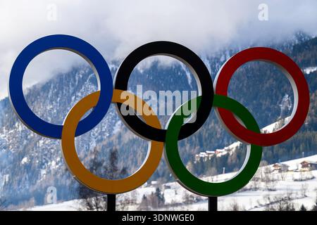 Antholz, Italie. 12 février 2026. Olympia, Jeux Olympiques d'hiver Milan Cortina 2026, Biathlon, vue des anneaux olympiques. Crédit : Hendrik Schmidt/dpa/Alamy Live News Banque D'Images