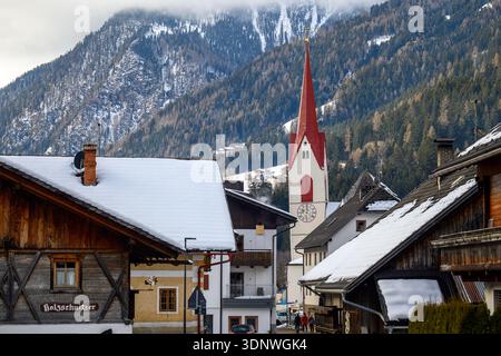 Antholz, Italie. 12 février 2026. Olympia, Jeux Olympiques d'hiver Milan Cortina 2026, biathlon, L'église paroissiale catholique romaine de George est située dans le centre d'Antholz Mittertal. Crédit : Hendrik Schmidt/dpa/Alamy Live News Banque D'Images