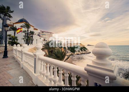 Vue sur le littoral de Benidorm depuis balcon del mediterraneo au coucher du soleil Banque D'Images