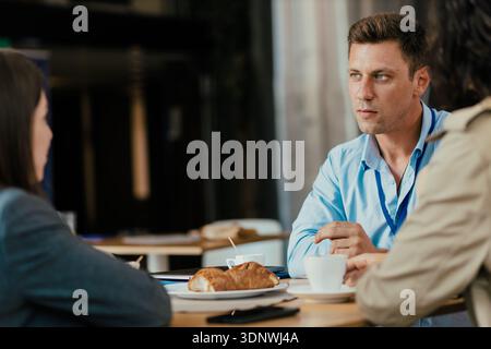 Des collègues discutent des affaires pendant la pause-café Banque D'Images