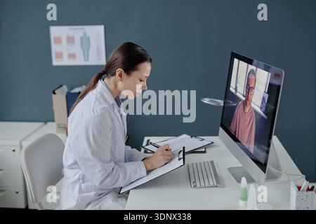Jeune femme caucasienne médecin consultant adulte homme caucasien par appel vidéo Banque D'Images