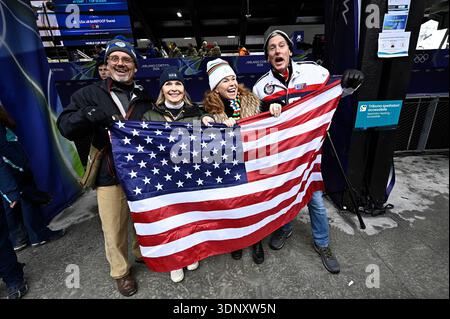 Italie. 12 février 2026. Les supporters AMÉRICAINS brandissent le drapeau américain alors qu'ils assistent au Skeleton Heat 2 masculin le sixième jour des Jeux olympiques d'hiver de Milano Cortina 2026 au Cortina Sliding Centre, le 12 février 2026. (Photo par Anthony Behar/Sipa USA) crédit : Sipa USA/Alamy Live News Banque D'Images