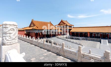 Vue majestueuse de la Cité interdite à Pékin, Chine. Ce complexe de palais historique présente une architecture chinoise traditionnelle avec ses toits ornés A. Banque D'Images