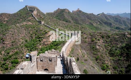 La section Jinshanling de la Grande Muraille de Chine restaurée près de Pékin affiche une architecture historique remarquable au milieu d'un paysage montagneux pittoresque Banque D'Images