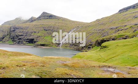 Vue panoramique de Saksun, un village isolé sur l'île de Streymoy, îles Féroé. Niché au milieu de collines verdoyantes et de cascades, il est un GE caché Banque D'Images