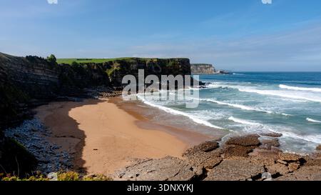 Une beauté à couper le souffle de la plage Arnillas à Galizano, Cantabrie, Espagne. Cette scène côtière pittoresque capture l'atmosphère sereine et le charme naturel Banque D'Images