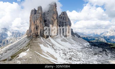 Une vue aérienne époustouflante capture les sommets majestueux de la Tre Cime di Lavaredo dans les Dolomites, en Italie, mettant en valeur les formations rocheuses uniques contre Banque D'Images