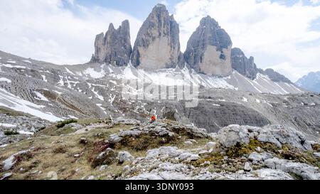 Vue aérienne capturant l'impressionnante face sud-est de l'emblématique Tre Cime di Lavaredo. Situés dans les Dolomiti, en Italie, ces sommets offrent un spectaculaire Banque D'Images