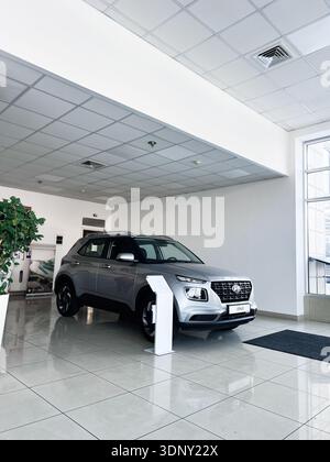Lviv, Ukraine - 07 février 2026 : un élégant lieu Hyundai argenté présenté dans une salle d'exposition spacieuse. Banque D'Images