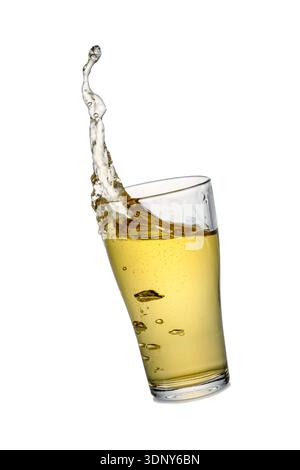 Verre de cidre de pomme avec splash isolé sur fond blanc Banque D'Images