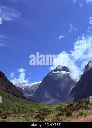 Beau paysage de montagnes et de nuages Banque D'Images