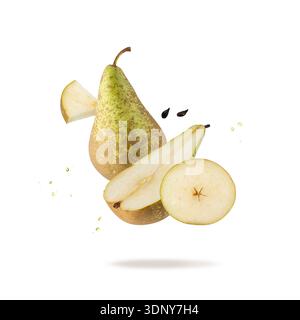 Conférence de poire fraîche entière et tranchée avec des graines et des gouttes tombant en vol isolé sur fond blanc. Collecte de fruits. Banque D'Images