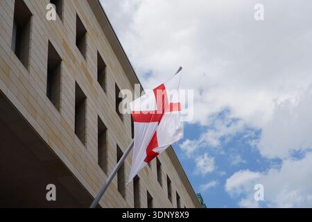 Berlin, Allemagne - 14 juillet 2024 : drapeau de l'Angleterre (Croix de Saint-Georges) flottant à l'ambassade britannique à Berlin pendant l'UEFA Euro 2024, Allemagne Banque D'Images
