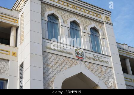 Berlin, Allemagne - 12 octobre 2024 : façade et emblème national de l'ambassade des Émirats arabes Unis (eau), Berlin, Allemagne. Banque D'Images