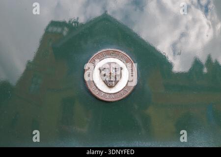 Saint-Sébastien, Espagne-21 septembre 2025 : logo Jaguar vintage réel sur une carrosserie argentée Banque D'Images
