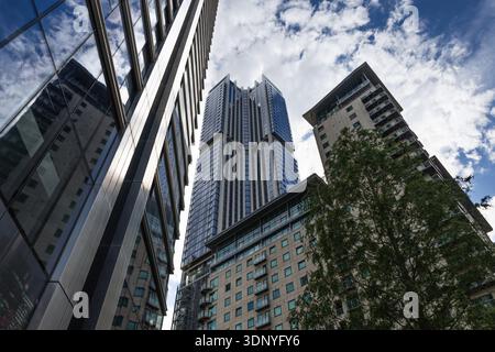 Immeuble résidentiel moderne avec balcons en verre Banque D'Images