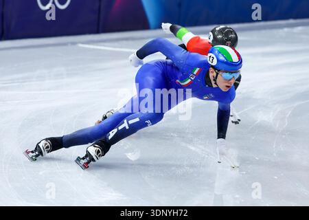 Thomas Nadalini, Italien, participe aux manches de patinage de vitesse sur courte piste masculine de 1000 m aux Jeux Olympiques d'hiver de Milano Cortina 2026 au Milano Ice Skating Arena de Milan Banque D'Images