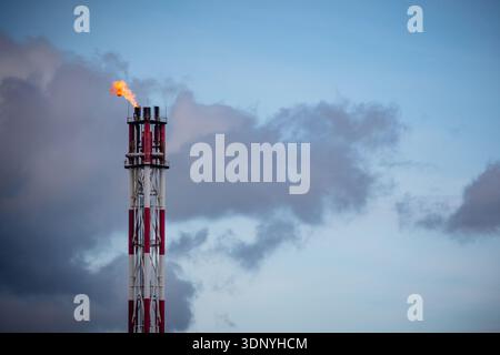 Feu sur la plate-forme centrale de traitement de pétrole et de gaz de cheminée de torche tout en brûlant toxique de l'énergie industrielle Banque D'Images