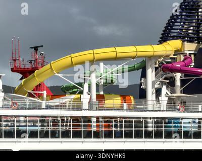 PHILIPSBURG, ST MAARTEN, CARAÏBES - 23 JANVIER 2026 : attractions du toboggan aquatique Aqua Park sur le pont supérieur du paquebot de croisière norvégien NCL Epic Banque D'Images