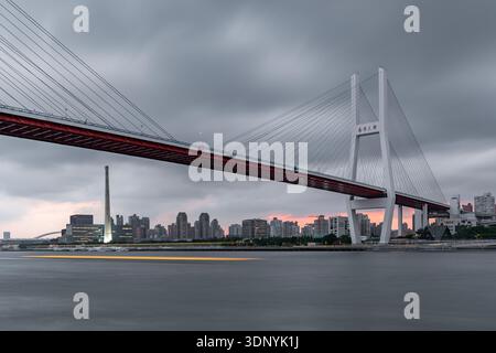 Coucher de soleil sur le pont Nanpu Banque D'Images
