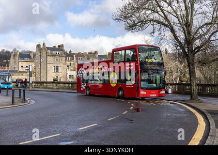 Tootbus Bath un bus rouge à arrêts multiples à toit ouvert offrant des visites guidées de la ville de Bath, Somerset, Angleterre, Royaume-Uni Banque D'Images