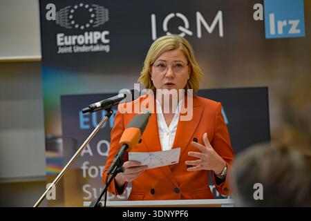 Garching, Allemagne. 12 février 2026. Henna Virkkunen, vice-présidente de l'UE, se rend au Leibniz Supercomputing Center (LRZ) de l'Académie bavaroise des sciences et des sciences humaines, où l'ordinateur quantique Euro-Q-Exa est officiellement mis en service. Crédit : Malin Wunderlich/dpa/Alamy Live News Banque D'Images