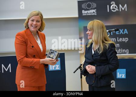 Garching, Allemagne. 12 février 2026. La vice-présidente de l'UE, Henna Virkkunen, reçoit une puce quantique en cadeau de Sylwia Barthel de Weydenthal, IQM, au Leibniz Supercomputing Center (LRZ) de l'Académie bavaroise des sciences humaines, où l'ordinateur quantique Euro-Q-Exa est officiellement mis en service. Crédit : Malin Wunderlich/dpa/Alamy Live News Banque D'Images