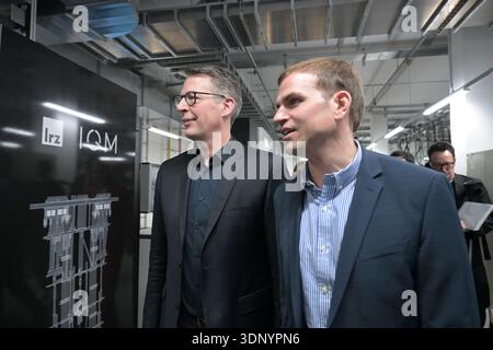 Garching, Allemagne. 12 février 2026. Maximilian Böltl (CSU, L.), Markus Blume (CSU), ministre bavarois des Sciences, arrivent au Leibniz Supercomputing Center (LRZ) de l'Académie bavaroise des Sciences et des Humanités, où l'ordinateur quantique Euro-Q-Exa est officiellement mis en service. Crédit : Malin Wunderlich/dpa/Alamy Live News Banque D'Images