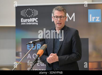 Garching, Allemagne. 12 février 2026. Markus Blume (CSU), ministre bavarois des Sciences, intervient au Leibniz Supercomputing Center (LRZ) de l'Académie bavaroise des Sciences et des Humanités, où l'ordinateur quantique Euro-Q-Exa est officiellement mis en service. Crédit : Malin Wunderlich/dpa/Alamy Live News Banque D'Images