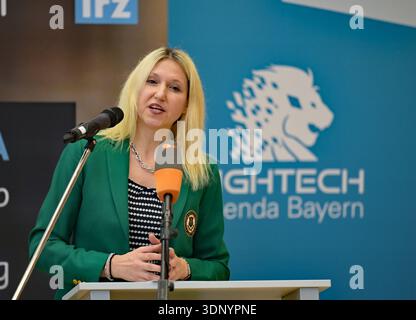 Garching, Allemagne. 12 février 2026. La secrétaire d'État parlementaire Silke Launert (CSU) s'exprime au Leibniz Supercomputing Center (LRZ) de l'Académie bavaroise des sciences et des sciences humaines, où l'ordinateur quantique Euro-Q-Exa est officiellement mis en service. Crédit : Malin Wunderlich/dpa/Alamy Live News Banque D'Images
