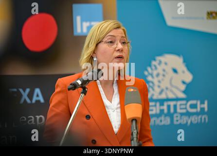 Garching, Allemagne. 12 février 2026. Henna Virkkunen, vice-présidente de l’UE, s’exprime au Leibniz Supercomputing Center (LRZ) de l’Académie bavaroise des sciences et des sciences humaines, où l’ordinateur quantique Euro-Q-Exa est officiellement mis en service. Crédit : Malin Wunderlich/dpa/Alamy Live News Banque D'Images