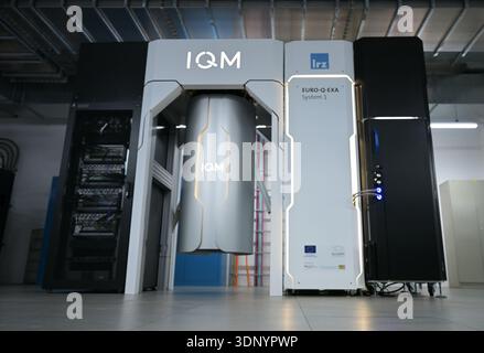 Garching, Allemagne. 12 février 2026. L’ordinateur quantique Euro-Q-Exa sera officiellement mis en service jeudi au Leibniz Supercomputing Center (LRZ) de l’Académie bavaroise des sciences et des sciences humaines. Crédit : Malin Wunderlich/dpa/Alamy Live News Banque D'Images