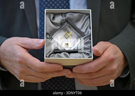 Garching, Allemagne. 12 février 2026. Dieter Kranzlmüller, chef du centre informatique, tient une puce quantique dans sa main. Jeudi, l’ordinateur quantique Euro-Q-Exa sera officiellement mis en service au Leibniz Supercomputing Center (LRZ) de l’Académie bavaroise des sciences et des sciences humaines. Crédit : Malin Wunderlich/dpa/Alamy Live News Banque D'Images