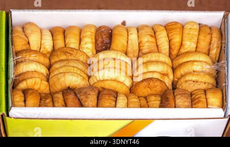 Fruits de figues séchées biologiques à l'intérieur de la boîte en carton sur le marché Banque D'Images