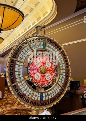 Grand jeu de roue de prix de casino à l'intérieur d'un complexe de casino de luxe à Las Vegas, Nevada, États-Unis. Banque D'Images